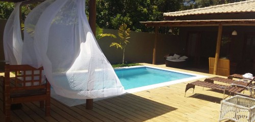Piscina com madeira