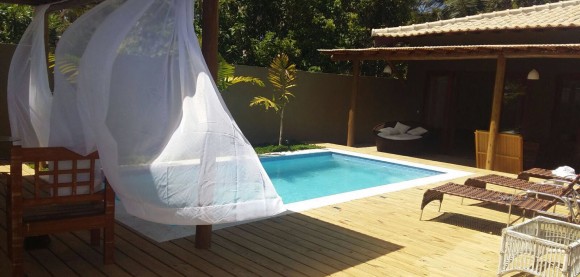 Piscina com madeira