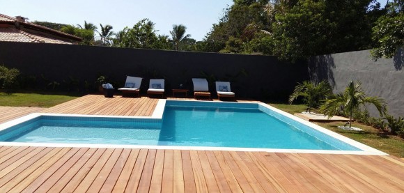 Piscina com madeira
