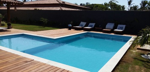 Piscina com madeira